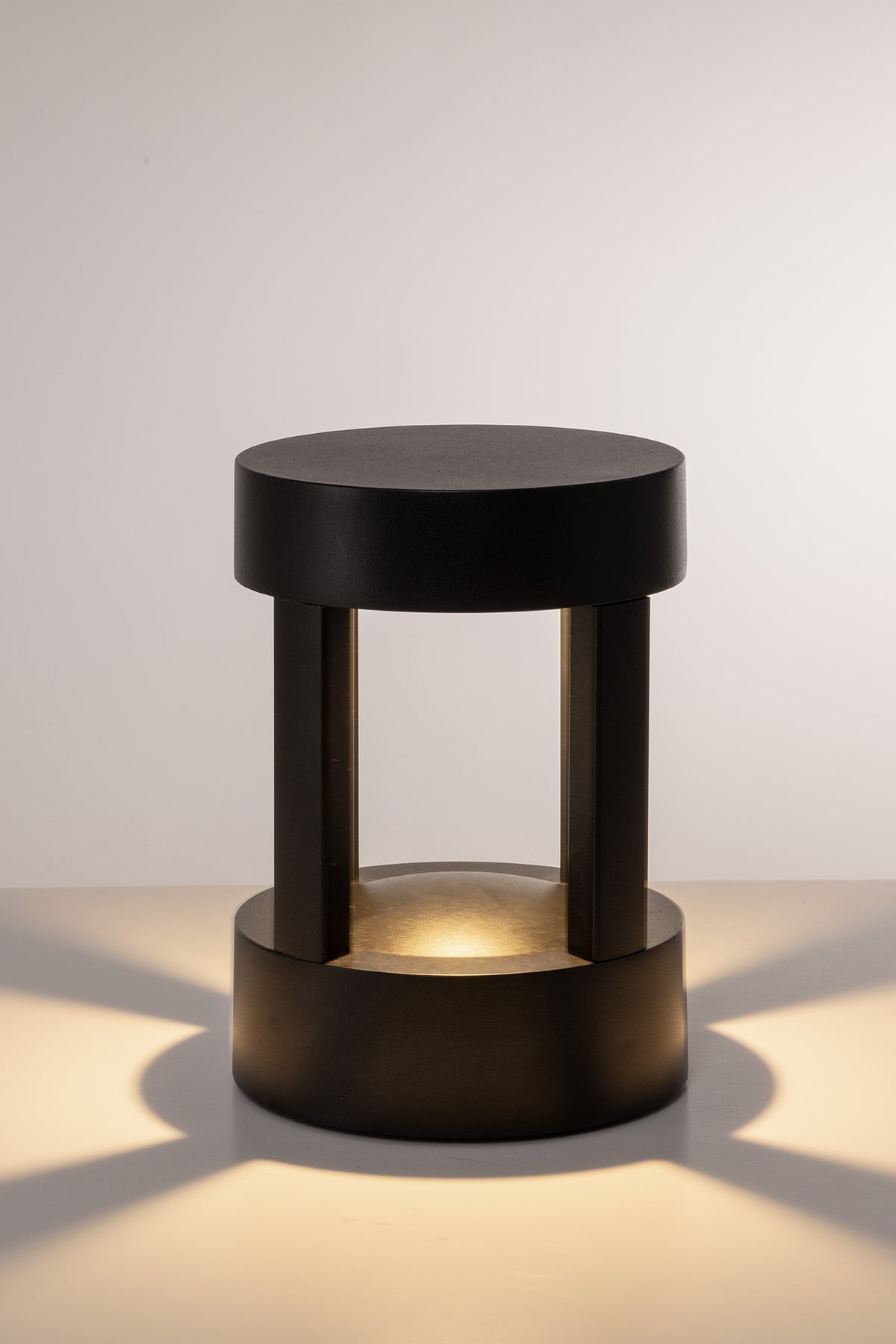 Pelare Pillar Round LED Light Aluminium Black - HV1699T-BLK-24V-RND