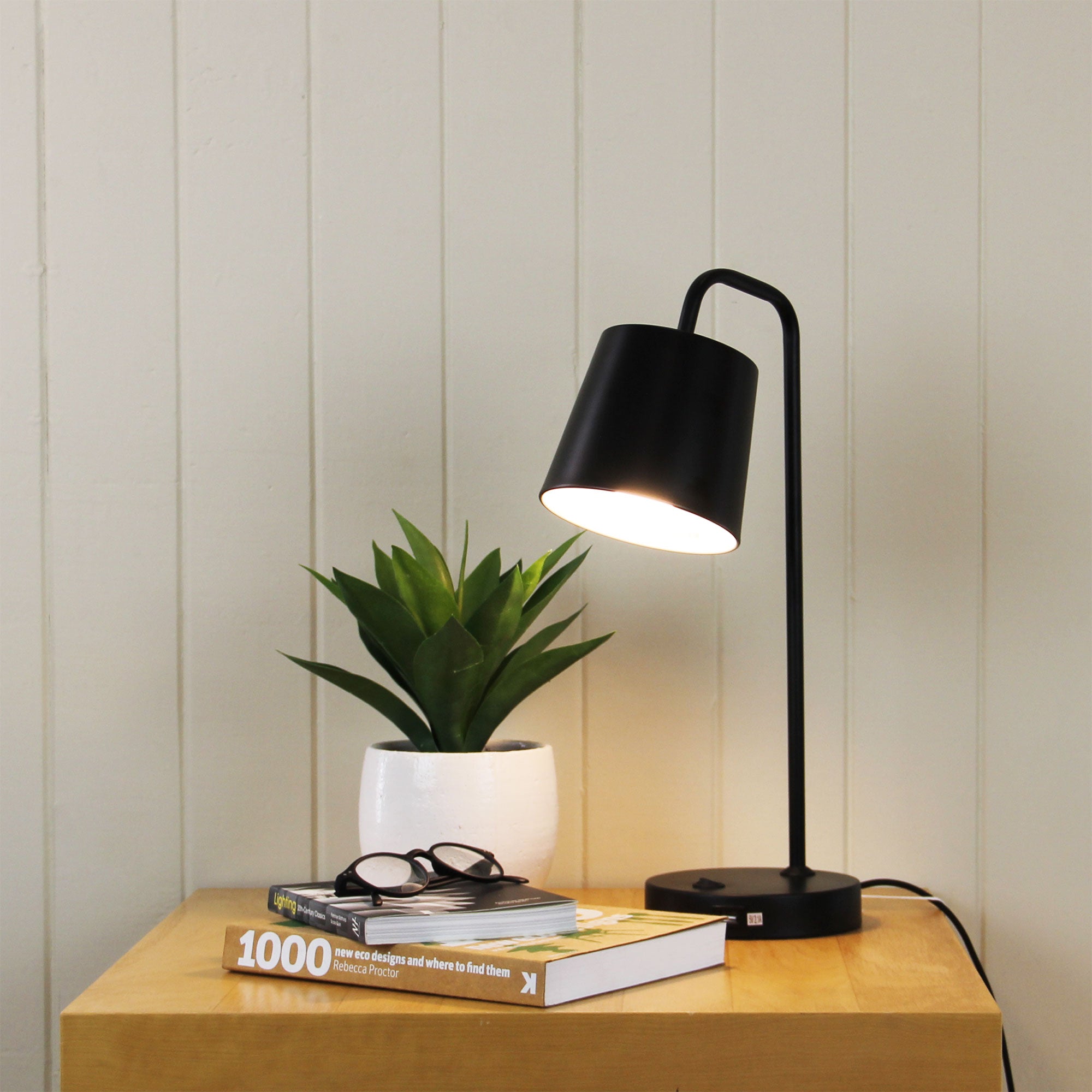 Henk 1 Light Desk Lamp With USB Black - OL93721BK